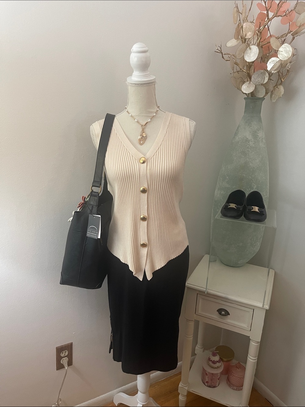 Sleeveless Ribbed Button-Front V-Neck Top in Cream